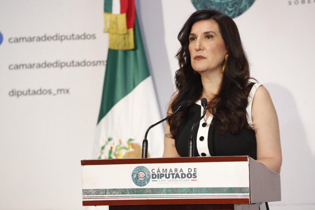 Kenia López Rabadán en conferencia desde la Cámara de Diputados